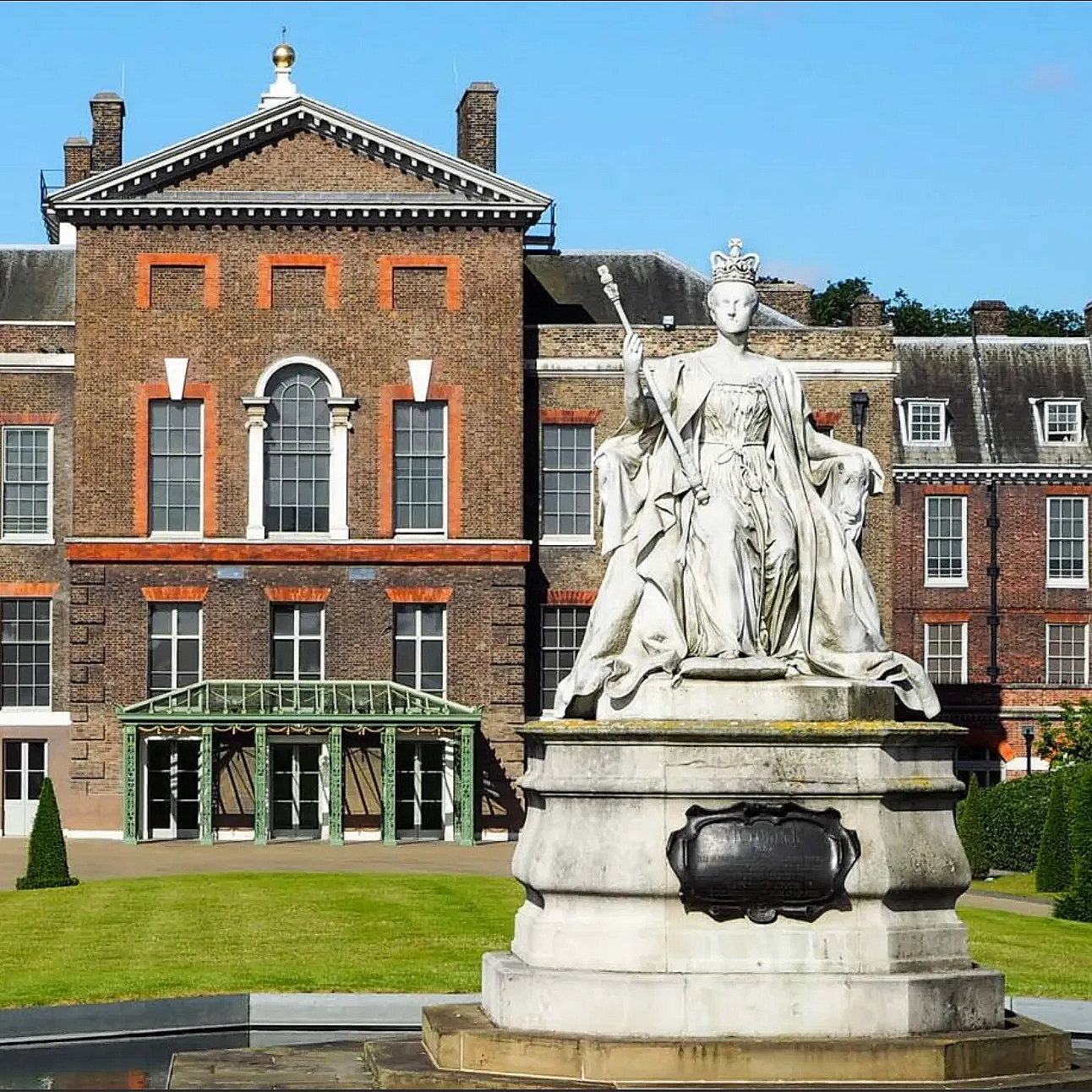Rocare kensington palace statue